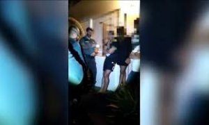Captura del vídeo de la intervención de la Guardia Civil en la fiesta ilegal donde se encontraba el juez Fiestras, en Yaiza, Lanzarote, difundida por la televisión canaria (RTVC).