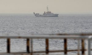 El buque del Instituto Español de Oceanografía (IEO) Ángeles Alvariño sigue rastreando con un sonar este jueves los fondos marinos de la costa de Santa Cruz de Tenerife en busca de pistas sobre el paradero de las niñas Anna y Olivia, desaparecidas junto