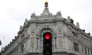 Un semáforo en rojo cerca de la sede del Banco de España en Madrid. E.P./Isabel Infantes.