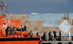 Un buque se Salvamento Marítimo desembarca a  54 personas rescatadas cerca de Fuerteventura, el 16 de junio.