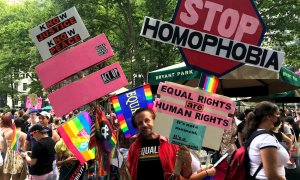 Grupos de personas participan en la Queer Liberation March, la marcha alternativa del Orgullo convocada hoy, en Bryant Park, Nueva York (EEUU).