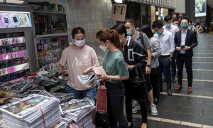 Ciudadanos compran el último ejemplar del diario 'Apple Daily' de Hong Kong el 24 de junio de 2021.