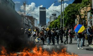 Enfrentamiento entre la Policía y los manifestantes en Colombia.