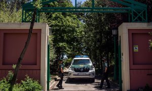 Un vehículo y varios agentes de la Guardia Civil vigilan en las inmediaciones del domicilio del productor de televisión José Luis Moreno el día de su detención, a 29 de junio de 2021, en Boadilla del Monte, Madrid (España).