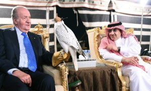 Juan Carlos I con el recién coronado rey Salman bin Abdulaziz, durante el viaje privado que hizo a Arabia Saudí en 2015 para felicitar al que, siendo príncipe y gobernador de Riad, le prestó los primeros 100 millones de dólares sobre los que levantó su fo