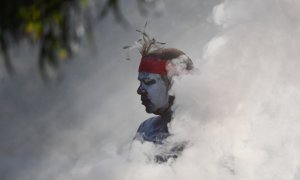 Artistas indígenas celebran una ceremonia de humo como durante el Día de Australia en Sydney, el martes 26 de enero de 2021
