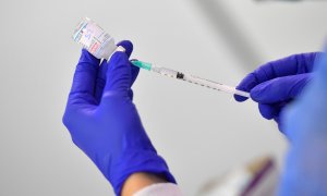Una enfermera preparada una dosis de la vacuna de Moderna en Dresde, Alemania