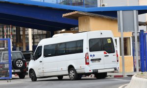 Un minibús lleva en su interior menores marroquíes para su repatriación desde Ceuta.