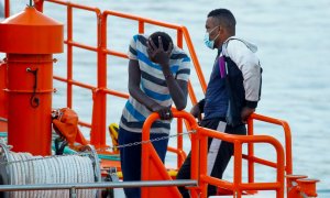 Dos personas migrantes esperan ser desembarcadas en el puerto de Arguineguín, Gran Canaria, tras ser rescatados por Salvamento Marítimo el pasado 19 de agosto.