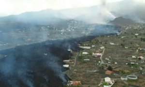 La lava avanza hacia la costa arrasando casas y cultivos en La Palma.