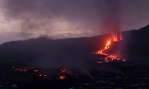 La colada de lava del volcán durante el amanecer este martes 28 de septiembre con la localidad de Todoque en la parte baja.