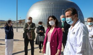 La presidenta de la Comunidad de Madrid, Isabel Díaz Ayuso (4d), junto al consejero de Sanidad, Enrique Ruiz Escudero (3d), y el viceconsejero de Sanidad, Antonio Zapatero (2i), durante su visita al inicio del proceso de vacunación contra el COVID-19 que