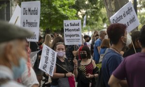 Una mujer sostiene una pancarta donde se lee "La Salud Mental Importa", en una manifestación por un Plan Nacional de Prevención del Suicidio, a 11 de septiembre de 2021, en Madrid.