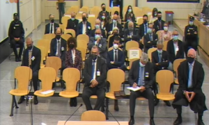 Imagen de todos los procesados en la primera sesión del juicio por las piezas 'Land', 'Iron', y 'Pintor' de la causa 'Tándem', con el comisario Villarejo en primera fila a la izquierda, con toga.