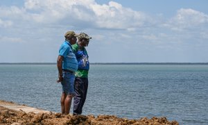 Dos de los demandantes contra el Gobierno Australiano, observan el mar, cuya subida amenaza la supervivencia de las Islas del Estrecho de Torres.