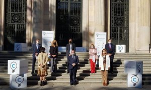 El ministro de Cultura, Miquel Iceta, posa el pasado 25 de octubre rodeado de los representantes de las industrias culturales aglutinados en 'La Coalición".
