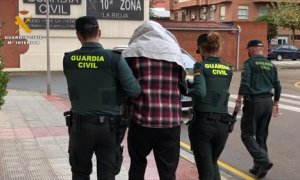 El detenido por el asesinato del menor de nueve años de Lardero (La Rioja), acompañado de varios guardias civiles, sale del cuartel de la Guardia Civil durante su paso a disposición judicial, a 31 de octubre de 2021, en Logroño, La Rioja.