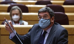 El ministro de Inclusión, Seguridad Social y Migraciones, José Luis Escrivá, interviene durante la sesión de control al Gobierno en el pleno del Senado. EFE/ Kiko Huesca
