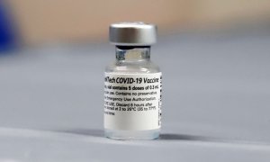 Vista de un envase de la vacuna de los laboratorios Pfizer/BioNTech contra la Covid-19.