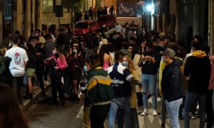 Varias personas se juntan en ambiente festivo, en una céntrica calle de Salamanca, una semana después del fin del estado de alarma, a 15 de mayo de 2021, en Salamanca, Castilla y León (España).