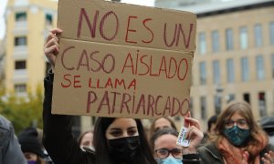 Una mujer sostiene una pancarta donde se lee la frase "No es un caso aislado, se llama patriarcado", en una manifestación contra la sumisión química, a 20 de noviembre de 2021, en Madrid.