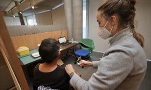 Una persona recibe la tercera dosis de la vacuna contra el Covid-19, a 19 de noviembre de 2021, en Pontevedra, Galicia.