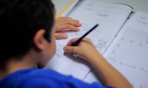 Un niño en una escuela catalana realiza actividades de lengua.