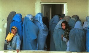 Mujeres haciendo cola en el centro de salud en Afganistán en 2002.