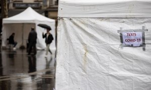 La gente pasa por dos sitios donde se realizan pruebas de covid en París, el 27 de diciembre de 2021.
