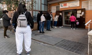 Colas de pacientes frente a un centro de salud en Madrid.