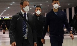 16/01/2022 El tenista serbio Novak Djokovic, en el aeropuerto de Melbourne justo antes de coger el vuelo en el que será deportado de Australia
