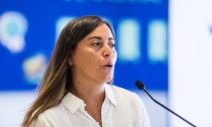 La alcaldesa de Arroyomolinos, Ana Millán, interviene durante la visita programada con motivo del inicio del curso escolar 2020/21 al CEIP Francisco de Orellana de Arroyomolinos, en Arroyomolinos, Madrid, (España), a 8 de septiembre de 2020.