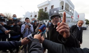 07/02/2022 El miembro del Consejo Judicial Supremo de Túnez Ali Ben Mansour habla con los medios de comunicación a la salida de la sede cerrada