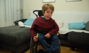 Adolfo, el pequeño de ocho años con una miopatía congénita por desproporción de fibras (una enfermedad rara con apenas casos en el mundo), posa en su vivienda de Madrid