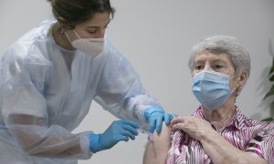 18/01/2021- Enfermera aplicando la segunda dosis de la vacuna en una residencia de la tercera edad de Asturias el 18 de enero de 2021
