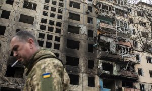 Un militar ucraniano junto al edificio bombardeado este lunes en Obolon, al noreste de la ciudad de Kiev.