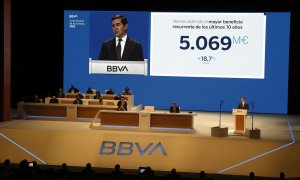El presidente del BBVA , Carlos Torres, durante su intervención en la junta general de accionistas del banco, en Bilbao. EFE/LUIS TEJIDO