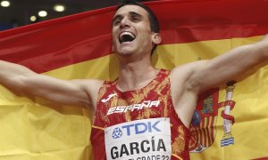 Mariano García de España celebra después de ganar una final masculina de 800 m en el Campeonato Mundial de Atletismo Indoor en Belgrado, Serbia, el 19 de marzo de 2022.