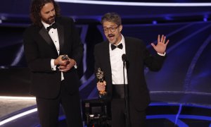 El director español Alberto Mielgo (d) y el productor  Leo Sanchez (i), al recibir el Oscar al mejor Corto Animado, por 'El limpiaparabrisas'. EFE/EPA/ETIENNE LAURENT