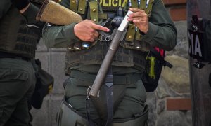 30/03/2022. Un policía colombiano carga su lanzador de granada de gas lacrimógeno durante unas protestas, a 05/05/2021.