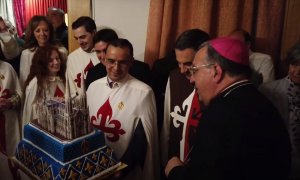 Miembros de la asociación Heraldos del Evangelio muestran al obispo de Getafe, Ginés García Beltrán, una tarta con una maqueta de la iglesia que proyectan construir en su 'macroproyecto' religioso en la localidad madrileña de Sevilla la Nueva. — Youtube