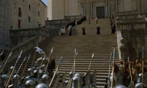 Captura de pantalla del tràiler de la nova temporada de 'Joc de Trons', on es veu l'escena gravada a les escales de la Catedral de Girona.