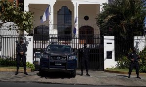 22/04/2022 - Agentes de la Policía Nacional resguardan las oficinas de la Organización de Estados Americanos (OEA) en Managua, (Nicaragua).