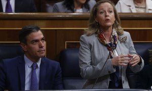 27/04/2022-La ministra de Economía y vicepresidenta primera Nadia Calviño junto a Pedro Sánchez durante el Pleno del Congreso celebrado este miércoles 27 de abril