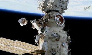 Dos cosmonautas instalan un brazo robótico en el exterior de la Estación Espacial Internacional