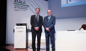 El presidente de Cellnex, Bertrand Kan, y el consejero delegado, Tobias Martinez, antes de la junta de accionistas de la operadora de torres de telecomunicaciones.