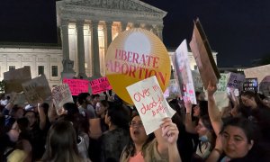04/05/2022 - Manifestantes reaccionan frente al Tribunal Supremo de Estados Unidos tras la filtración de un borrador que planea revocar el derecho al aborto.