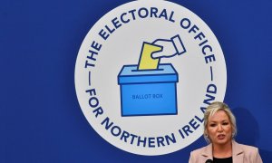 07/05/2022 La líder de Sinn Féin, Michelle O'Neill, habla a los medios de comunicación tras las elecciones en Irlanda del Norte, en Magherafelt