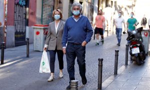 Esperanza Aguirre y su marido, Fernando Ramírez de Haro, pasean protegidos con mascarillas por la calles de Madrid, a 9 de Mayo de 2020.