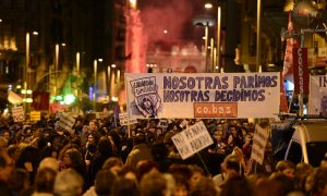 Una pancarta dice "Damos a luz, nosotros decidimos" durante una manifestación contra el controvertido intento del gobierno español de frenar el derecho al aborto en el centro de Madrid para conmemorar el Día Internacional de la Mujer el 8 de marzo de 2014